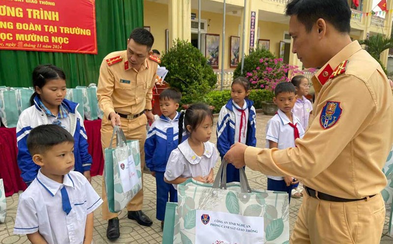 Leaders, officers and soldiers of the Traffic Police Department of Nghe An Province Police presented gifts to students of Muong Noc Primary School. Photo: Ngoc Anh