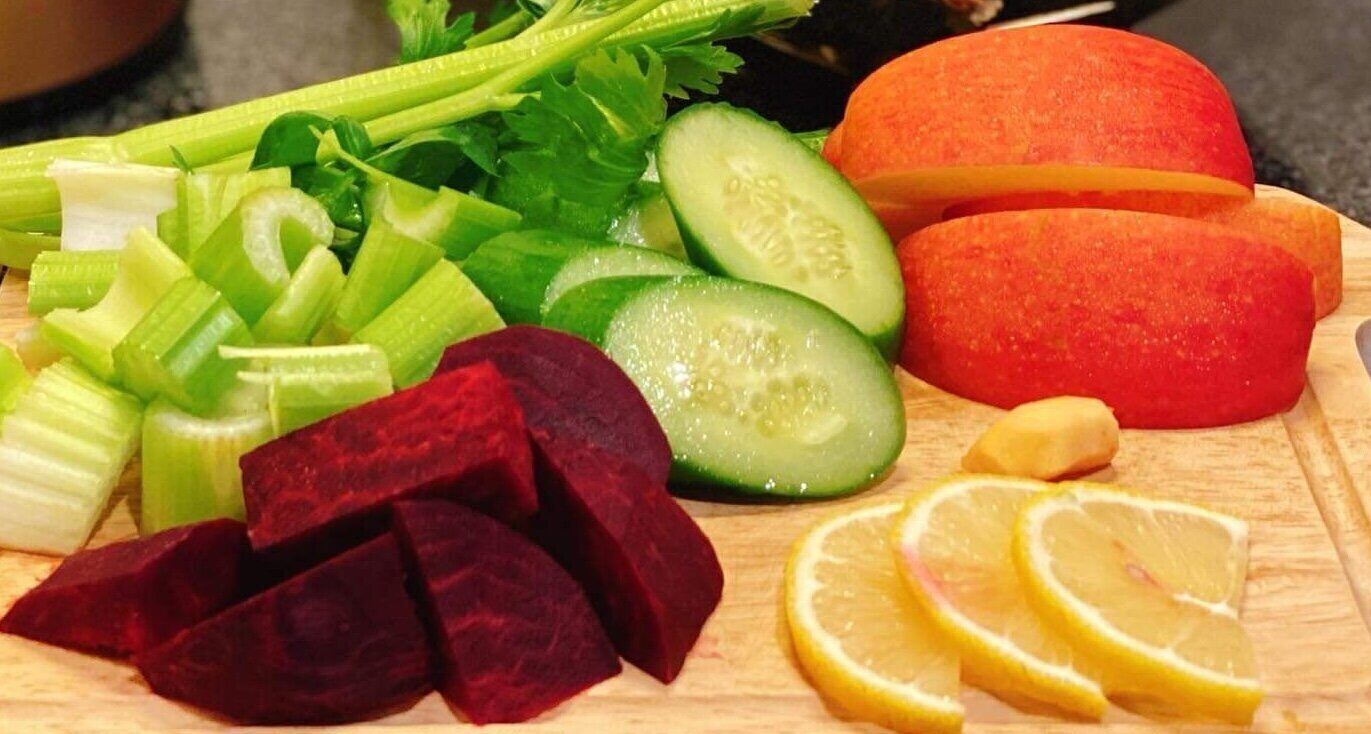 To be good for the thyroid, should we drink vegetable juice or eat vegetables directly? Photo: Hai Ha