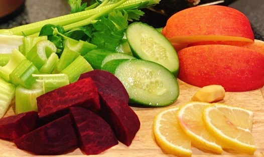 Để tốt cho tuyến giáp nên dùng nước ép rau củ hay ăn trực tiếp rau củ? Ảnh: Hải Hà