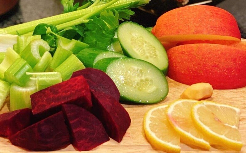 To be good for the thyroid, should we drink vegetable juice or eat vegetables directly? Photo: Hai Ha