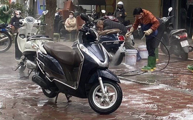 When cleaning a scooter, users need to avoid a few common mistakes. Illustration: Cam Ly