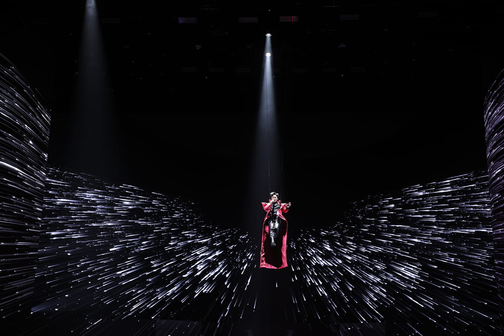 Tung Duong gives his all in the live show "Singing Man". Photo: Hoa Nguyen