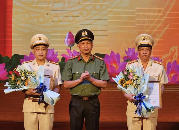 Two Deputy Directors of Binh Duong Provincial Police received appointment decisions. Photo: Binh Duong Provincial Police