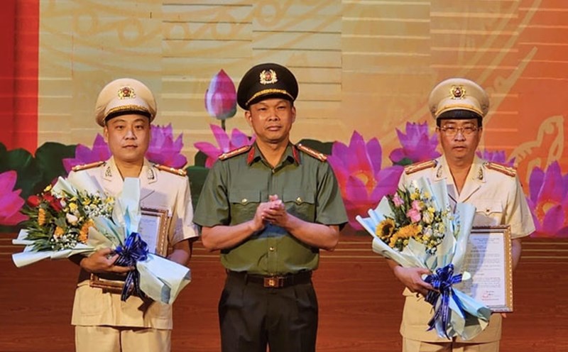 Two Deputy Directors of Binh Duong Provincial Police received appointment decisions. Photo: Binh Duong Provincial Police