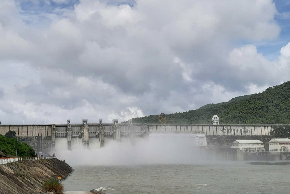 Dinh Binh Lake (Binh Dinh province) has opened 6 spillways to release floodwaters. Photo: Minh Anh
