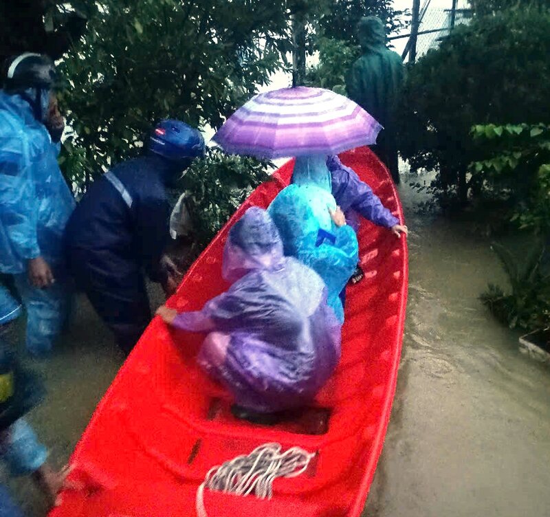 Luc luong chuc nang ho tro di doi nguoi dan to dan pho 1, phuong Pho Minh.Anh: Ban Chi huy Phong chong thien tai va Tim kiem cuu nan tinh Quang Ngai.