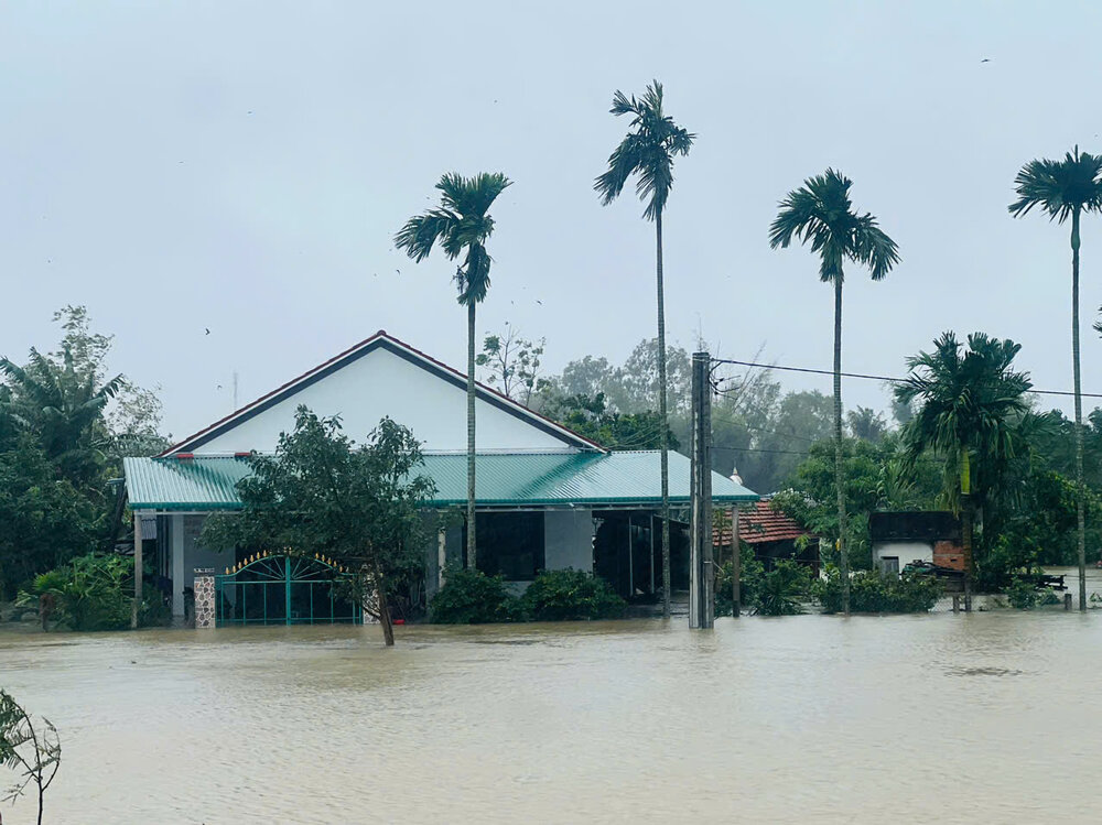 Floodwaters inundated dozens of houses in residential group 1, Pho Minh ward, Duc Pho town, Quang Ngai province: Photo: Vinasarcom Quang Ngai province.