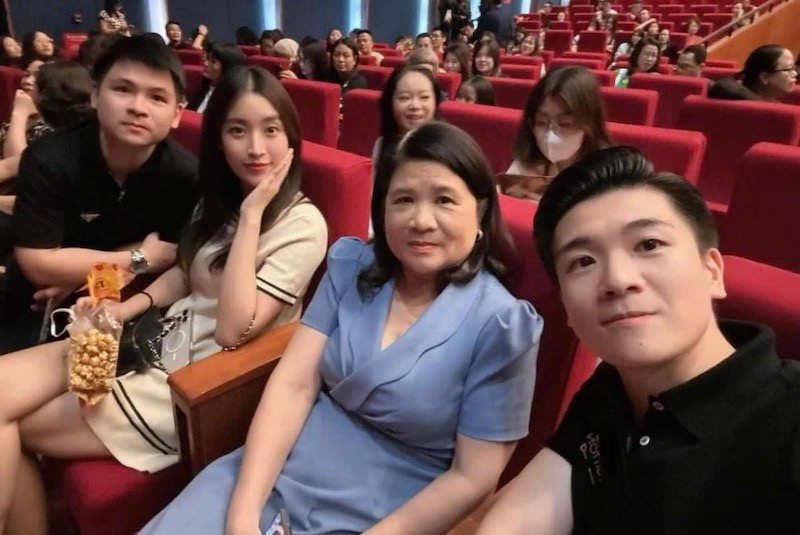 Miss Do My Linh takes a photo with her husband's family. Photo: FBNV