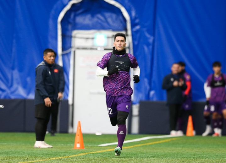 Vietnam team practices physical training on artificial turf. Photo: VFF