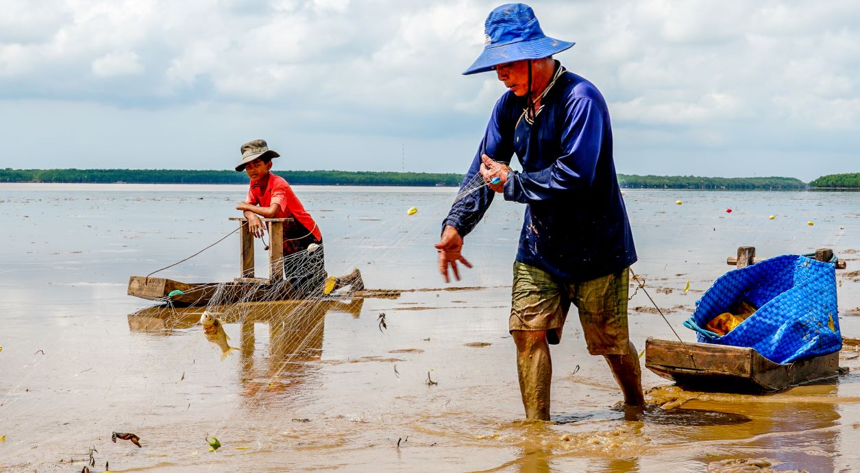 Do phù sa bồi đắp, nhiều sìn lầy không thể lội hàng km nên những cư dân nơi đây đã nghĩ ra cách lấy nhiều tấm ván gỗ mỏng ghép l̀ại thành phương tiện di chuyển trên bùn lầy.