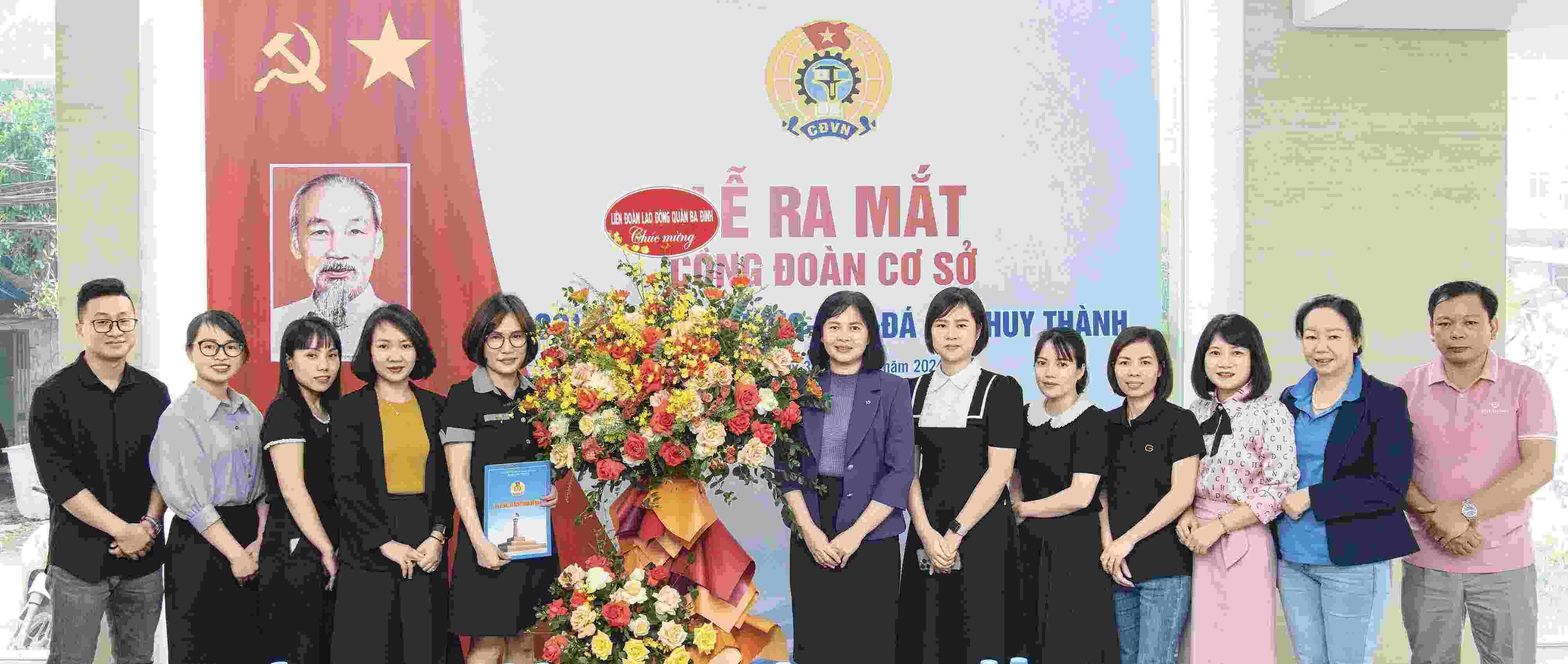 Ba Dinh District Labor Federation held the launching ceremony of the grassroots trade union of Huy Thanh Gold - Silver - Gemstone Company Limited. Photo: Grassroots Trade Union