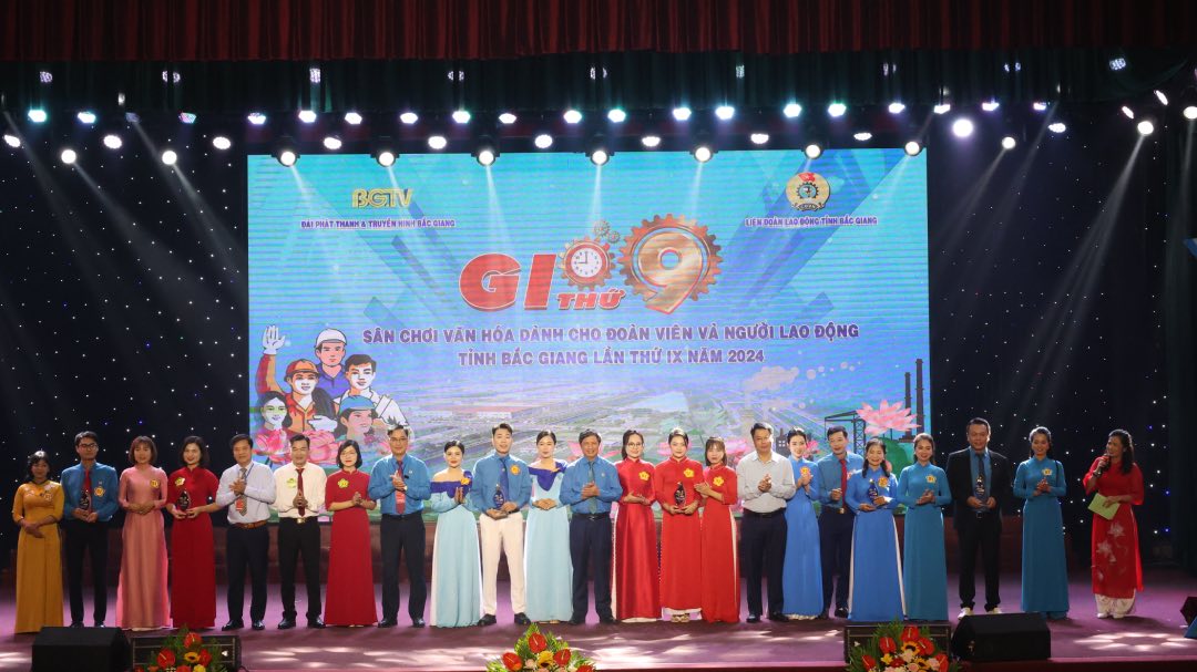 Leaders of the Bac Giang Provincial Labor Federation awarded souvenir cups to the teams participating in the final round of the 9th Hour program. Photo: Quyet Chien