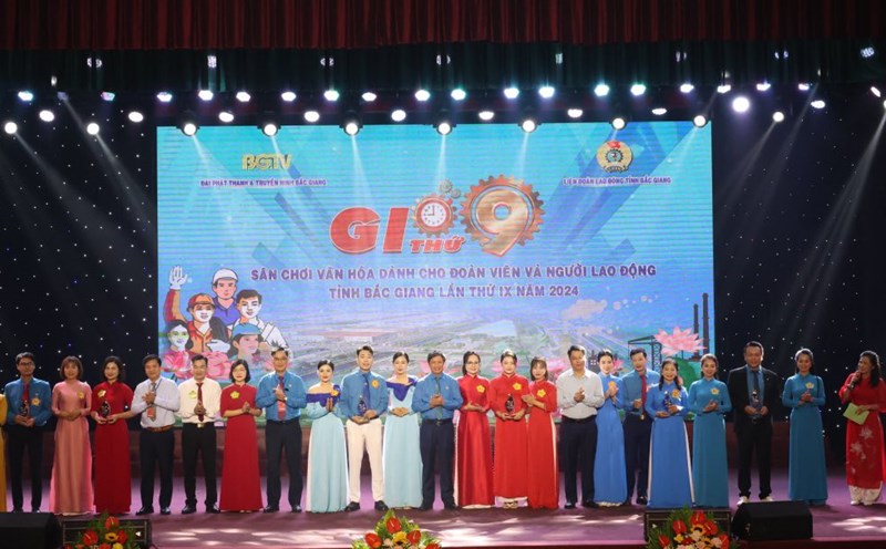 Leaders of the Bac Giang Provincial Labor Federation awarded souvenir cups to the teams participating in the final round of the 9th Hour program. Photo: Quyet Chien