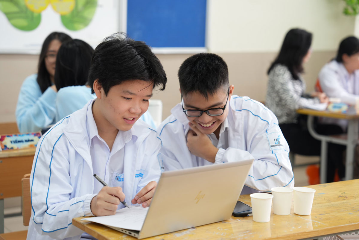 Accompanying students taking the 10th grade high school exam in 2025