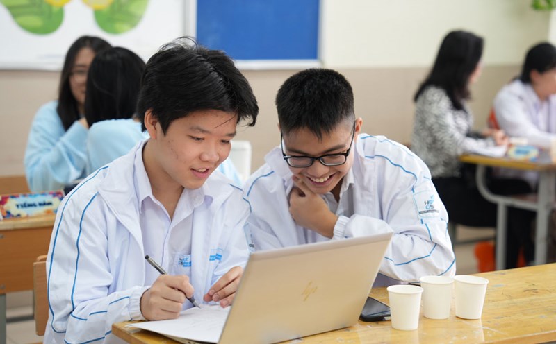 Accompanying students taking the 10th grade high school exam in 2025