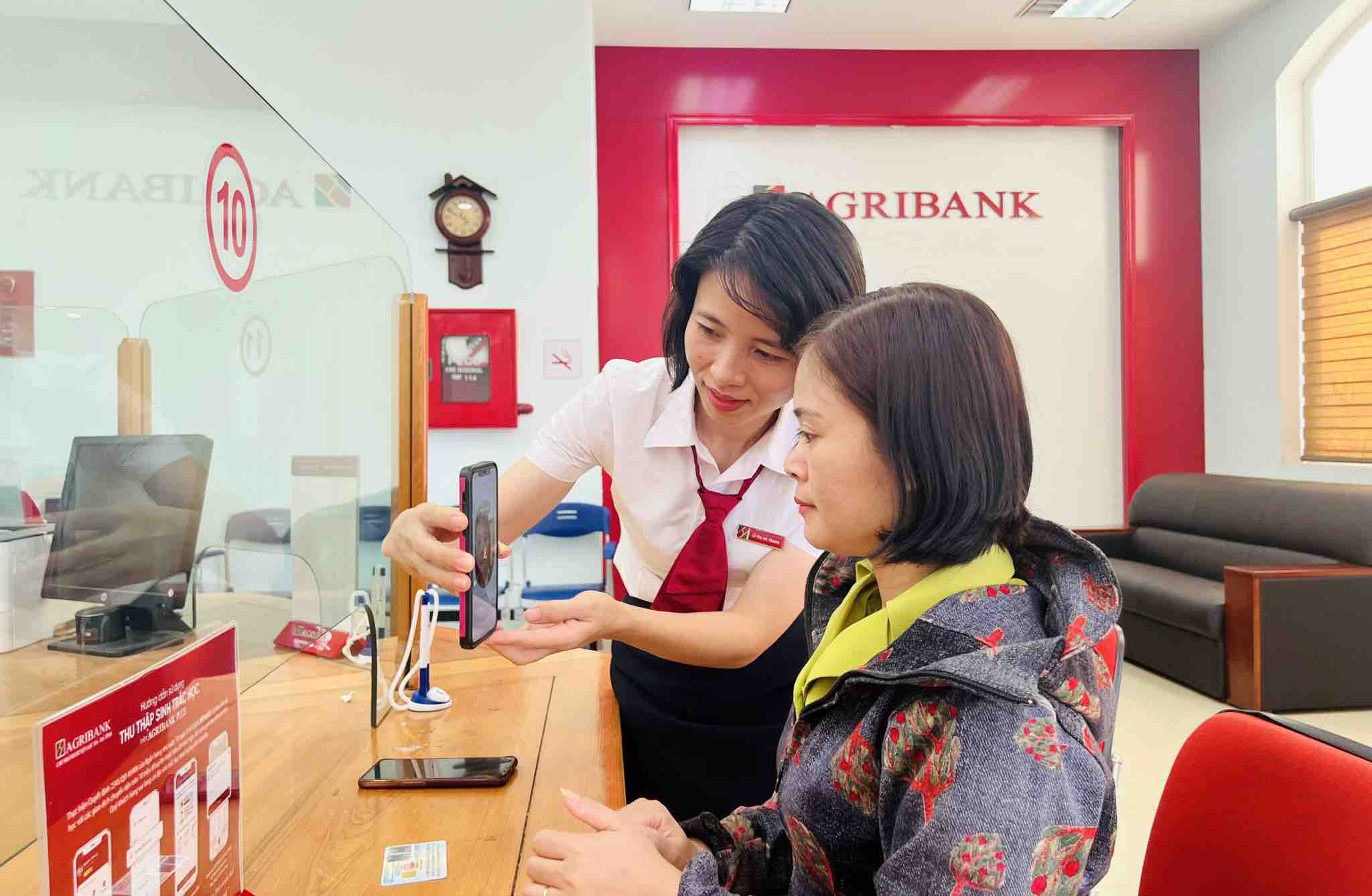 Can bo ho tro giao dich thu thap sinh trac hoc. Anh: Agribank