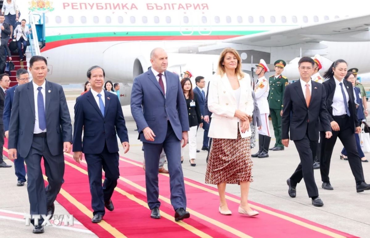 President of the Republic of Bulgaria Rumen Radev and his wife arrived in Hanoi at noon on November 24, 2024. Photo: VNA
