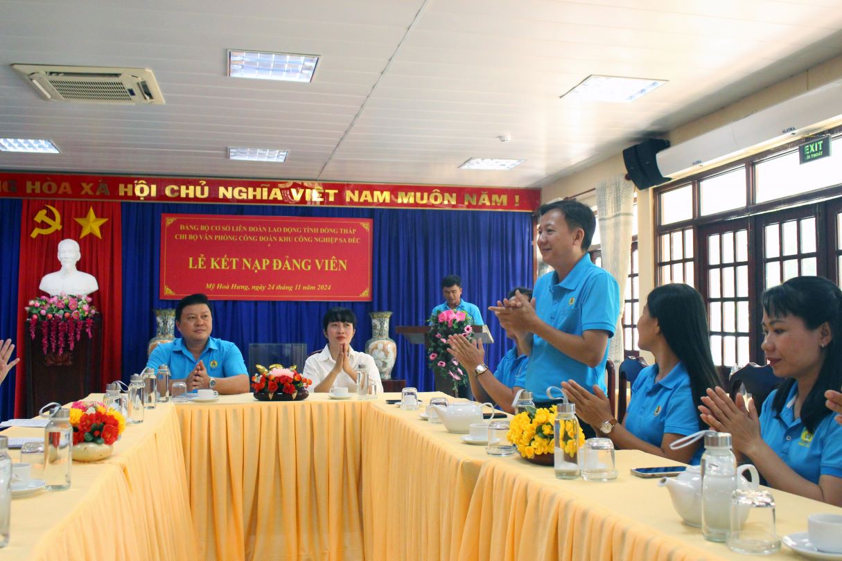 Ngay 24.11, tai Di tich quoc gia dac biet khu luu niem Chu tich Ton Duc Thang (An Giang) Chi bo Van phong Khu cong nghiep Sa Dec to chuc ket nap dang vien cho doan vien uu tu. Anh: Thanh Mai