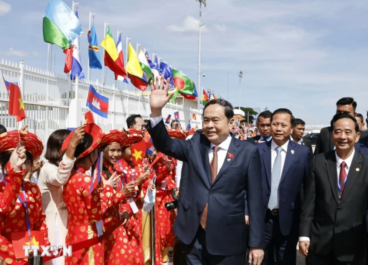 Farewell ceremony for National Assembly Chairman Tran Thanh Man at Pochentong International Airport, Phnom Penh, Cambodia. Photo: VNA