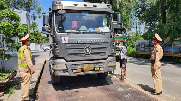 Hanoi will review and announce the load and size limits of roads. Photo: Van Hue