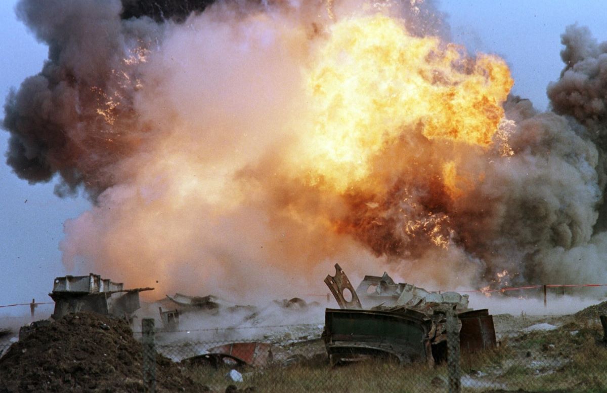 Ngon lua bung len tu vu no pha huy ten lua hat nhan SS-24 da ngung hoat dong tai mot can cu quan su o thi tran Pervomaysk, mien nam Ukraina vao ngay 29.9.1998. Anh: Reuters