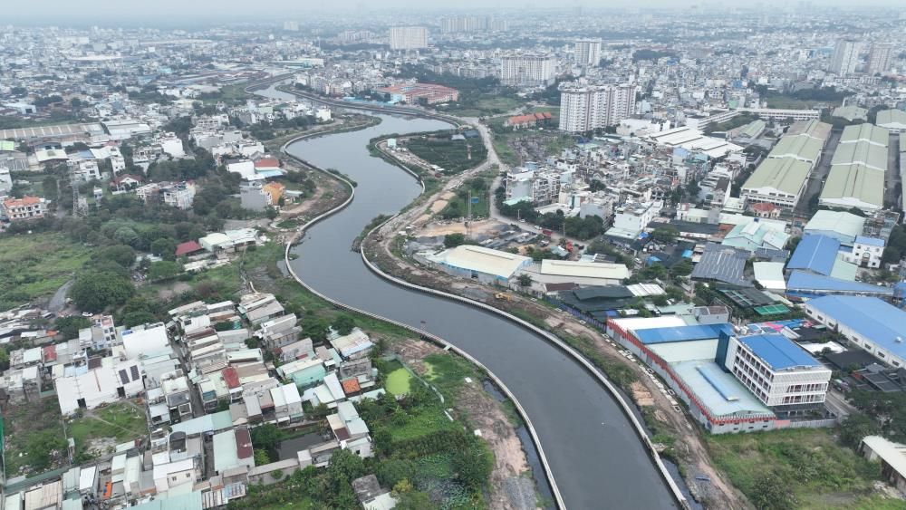 Nearly 32km long, Tham Luong - Ben Cat - Rach Nuoc Len canal flows through 7 districts in Ho Chi Minh City. Photo: Anh Tu