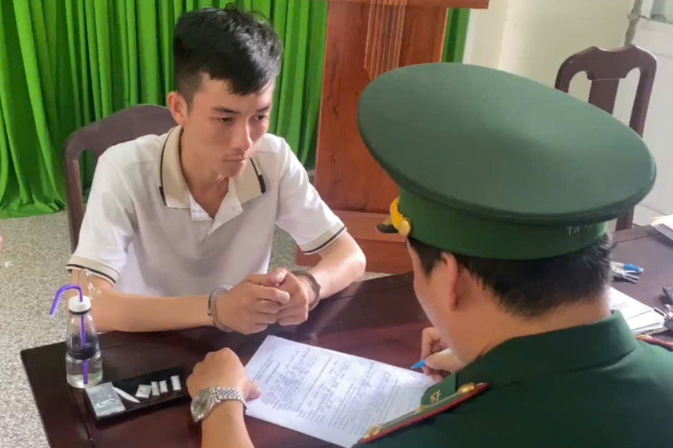Chi Linh Border Guard Station works with a subject who illegally possesses drugs. Photo: Border Guard