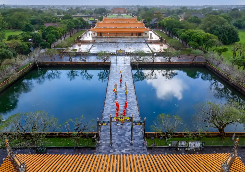  “Dieu do da chung minh, cong cuoc bao ton va phat huy gia tri di san van hoa Hue da chuyen sang giai doan on dinh va phat trien ben vung. Hue tung buoc duoc cac ca nhan, to chuc trong nuoc va ngoai nuoc, dac biet la UNESCO danh gia la dia phuong di dau ve bao ton, phat huy gia tri di san, co kha nang xay dung thanh mot trung tam chuan muc ve chuyen giao cong nghe bao ton tai khu vuc chau A - Thai Binh Duong“, ong Nguyen Van Phuong nhin nhan.