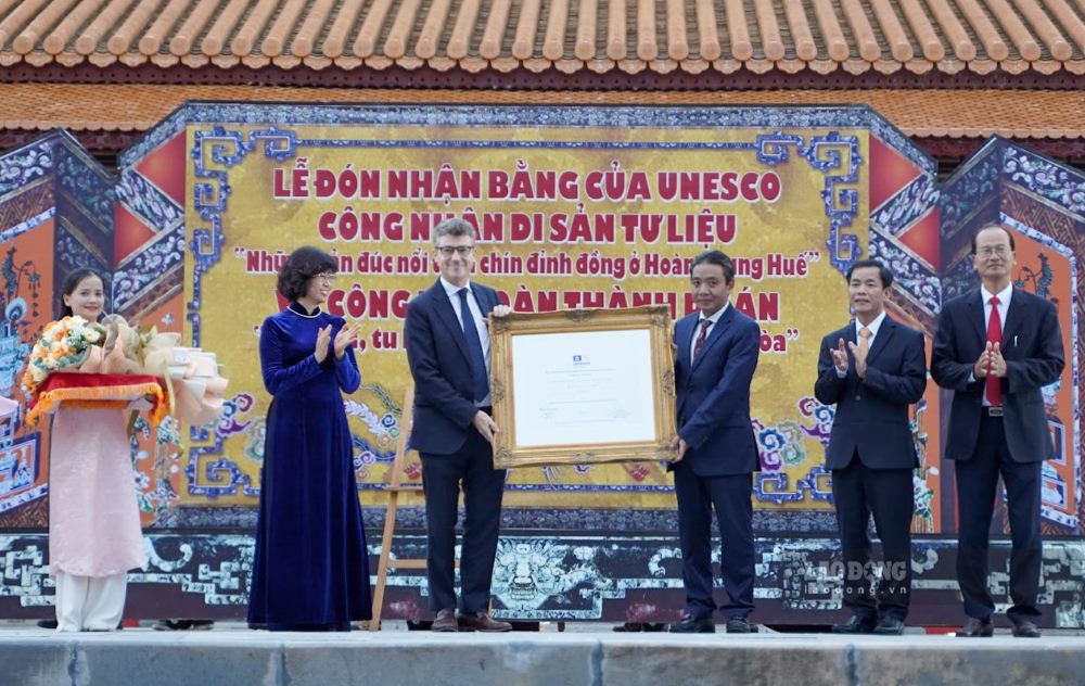 Toi 23.11, Truong dai dien UNESCO tai Viet Nam da trao Bang cong nhan Di san Tu lieu UNESCO cho Co do Hue. Ghi danh “Nhung ban duc noi tren chin dinh dong” vao danh muc Ky uc the gioi khu vuc chau A - Thai Binh Duong. Bien Hue tro thanh mot diem den voi 8 di san. Anh: Nguyen Luan.