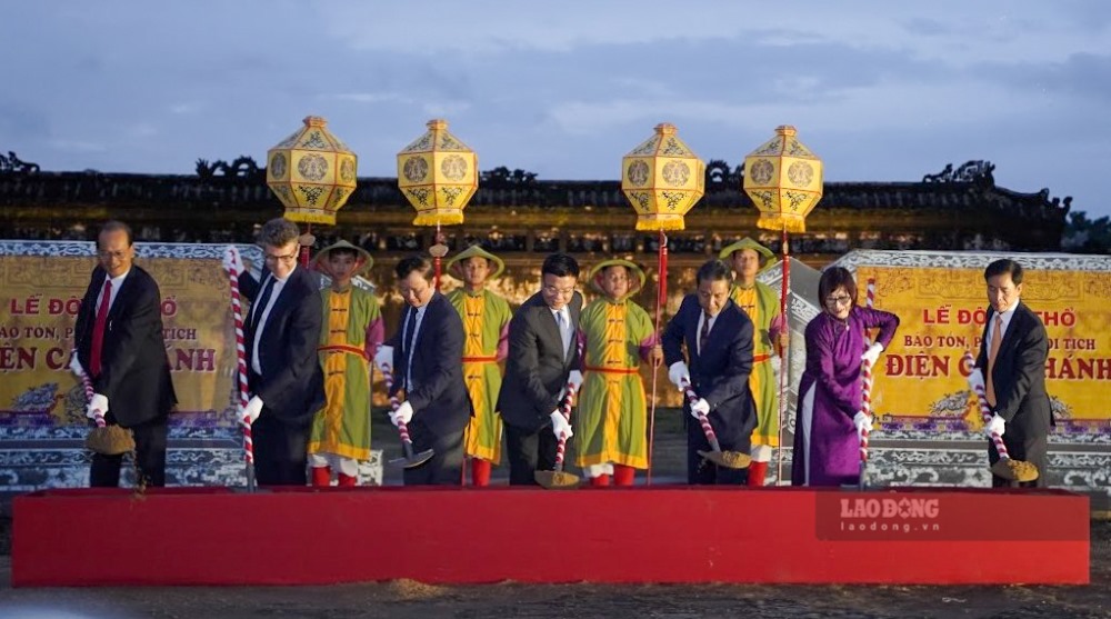 Sau khi don nhan bang cua UNESCO, Hue cung da tien hanh dong tho cong trinh tu bo, phuc hoi dien Can Chanh. Du an co kinh phi gan 200 ti dong va du kien hoan thanh trong 4 nam. Anh: Nguyen Luan.