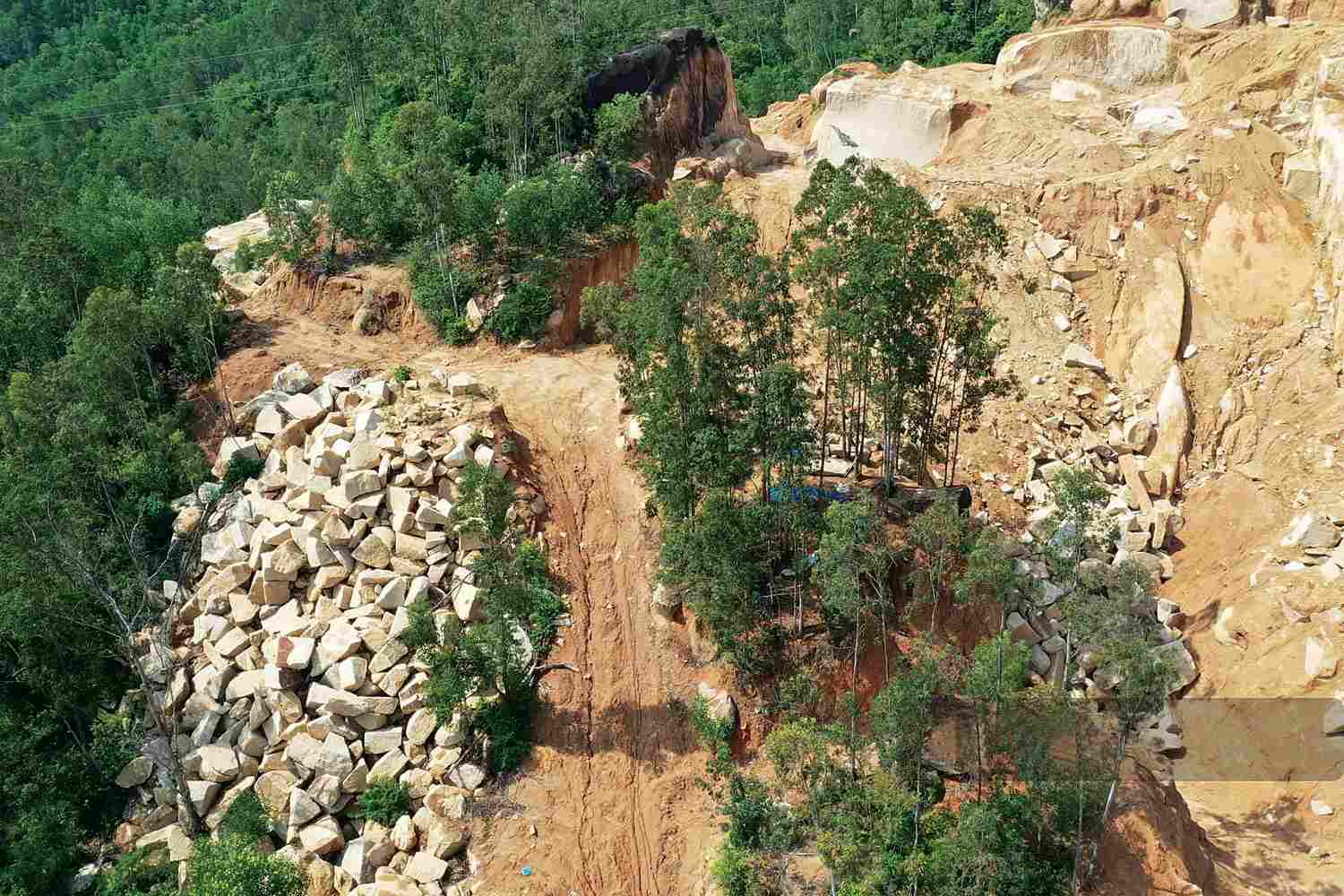 The finished stone products are piled up and scattered on Hon Cha mountain. Photo: Hoai Luan