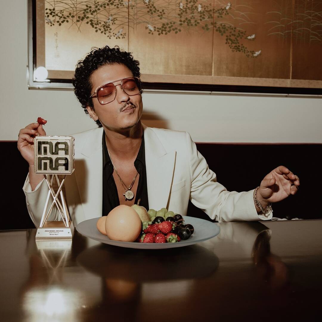 Bruno Mars dang anh cung Rose va chiec cup MAMA. Anh: Instagram