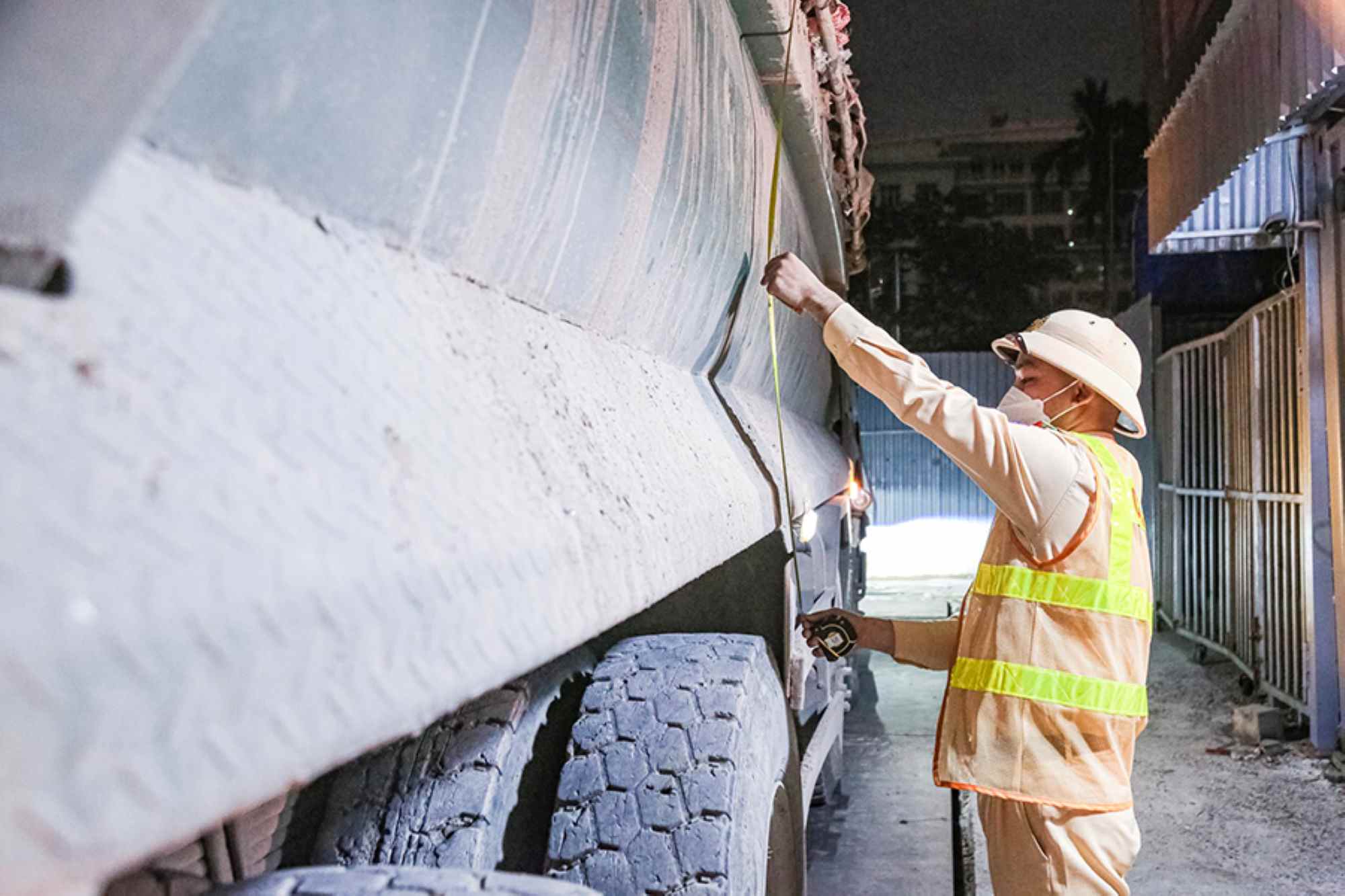 Traffic Police Force - Hanoi City Police handle overloaded vehicles. Photo: To The