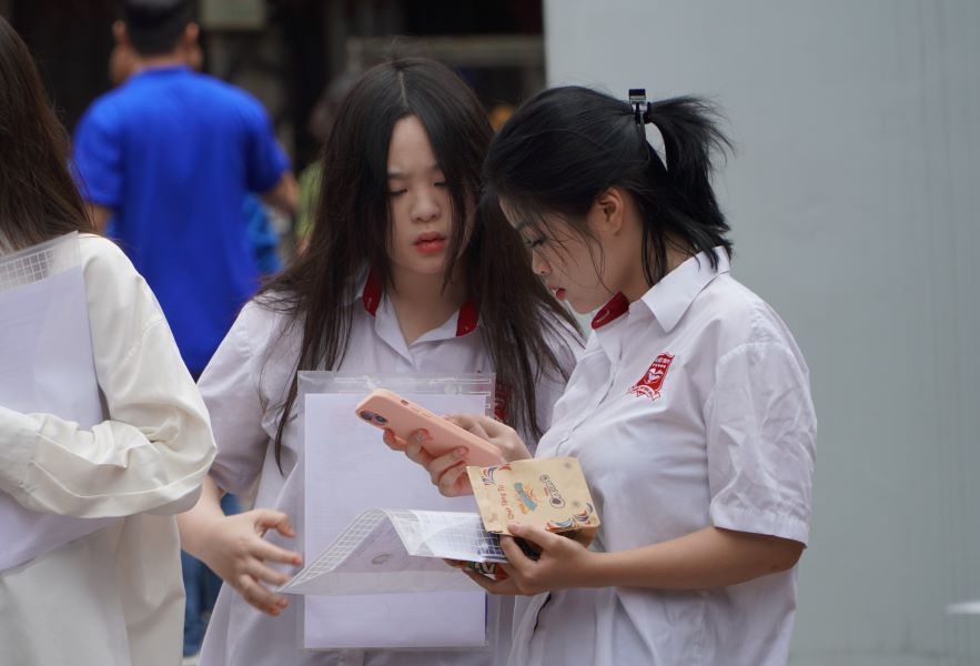 The first batch of students taking the graduation exam and university entrance exam under the new program are worried about many changes. Photo: Van Trang