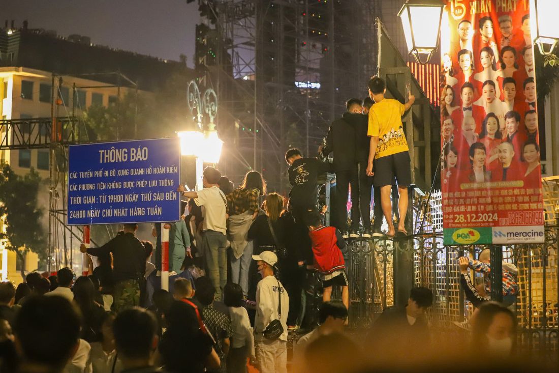 Audiences hang from the fence to watch Son Tung and HIEUTHUHAI at Y-Fest 2024. Photo: Hoang Hue