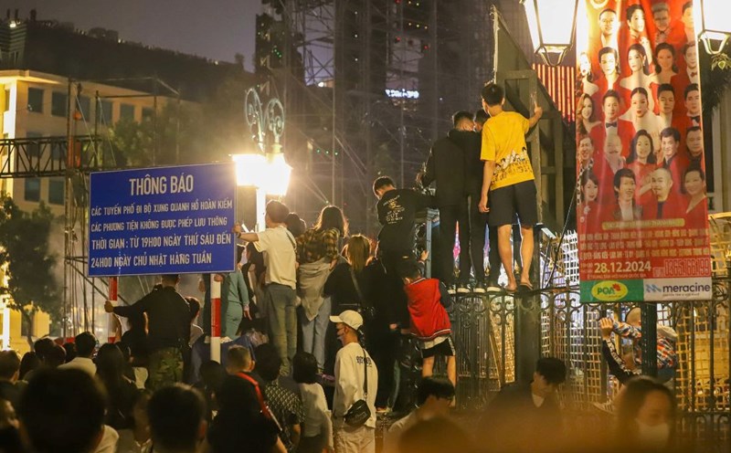 Audiences hang from the fence to watch Son Tung and HIEUTHUHAI at Y-Fest 2024. Photo: Hoang Hue