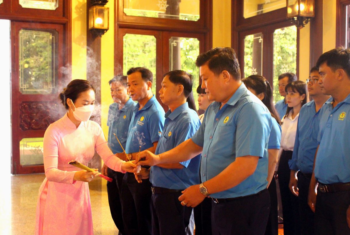 Truoc khi vao buoi giao luu, hai doan da cung nhau den Den tho Chu tich Ton Duc Thang trong Di tich quoc gia dac biet de dang huong, dang hoa. Anh: Thanh Mai