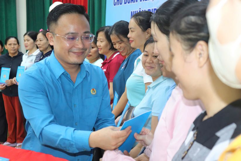 Mr. Lu Trong Phuong - Chairman of the Labor Federation of Hai Chau District, Da Nang City - presented gifts to union members in difficult circumstances. Photo: Nguyen Linh