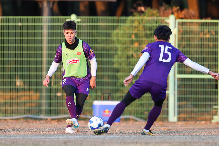 Do Duy Manh is a player interviewed before the afternoon training session of November 24 of the Vietnam team. Photo: VFF
