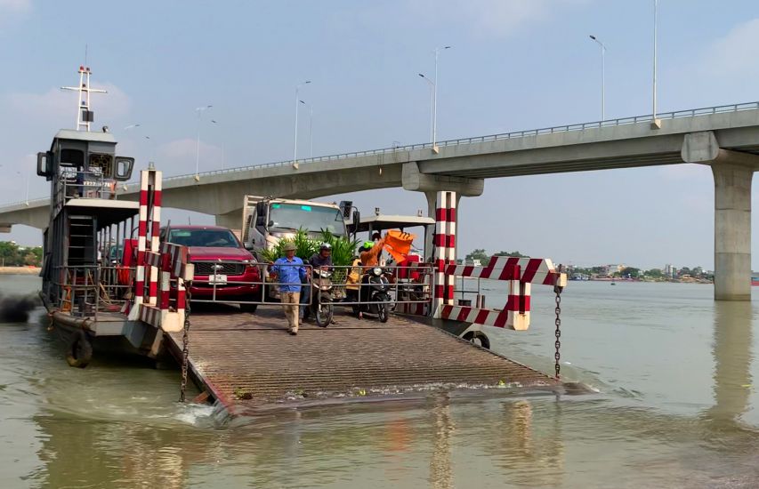 Dong Cao ferry connecting Nghia Hung and Y Yen districts (Nam Dinh province) is about to complete its mission. Photo: Luong Ha