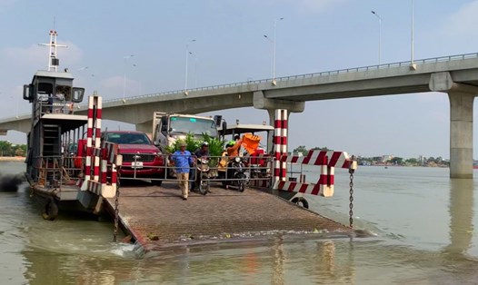Phà Đống Cao nối hai huyện Nghĩa Hưng và Ý Yên (tỉnh Nam Định) sắp hoàn thành sứ mệnh. Ảnh: Lương Hà