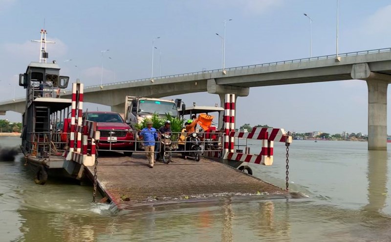 Dong Cao ferry connecting Nghia Hung and Y Yen districts (Nam Dinh province) is about to complete its mission. Photo: Luong Ha