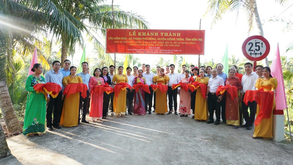 Inauguration ceremony of Nam Khai bridge in Giong Trom district, Ben Tre province. Photo: Provided by DN