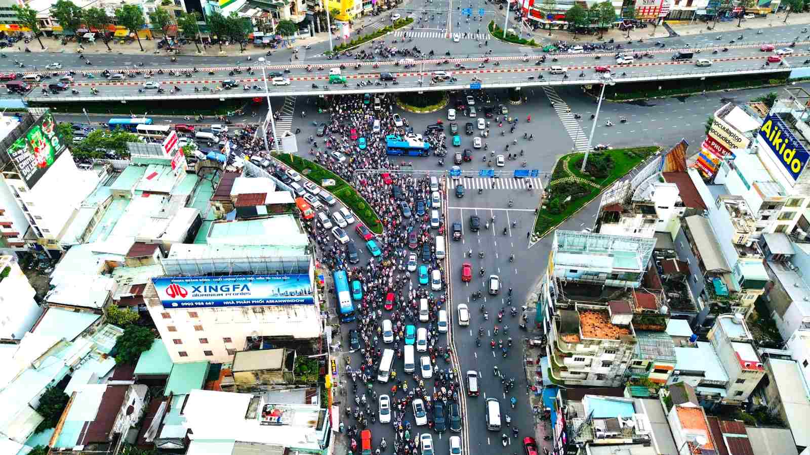 Traffic jam at Hang Xanh intersection (Binh Thanh district, HCMC). Photo: Minh Quan