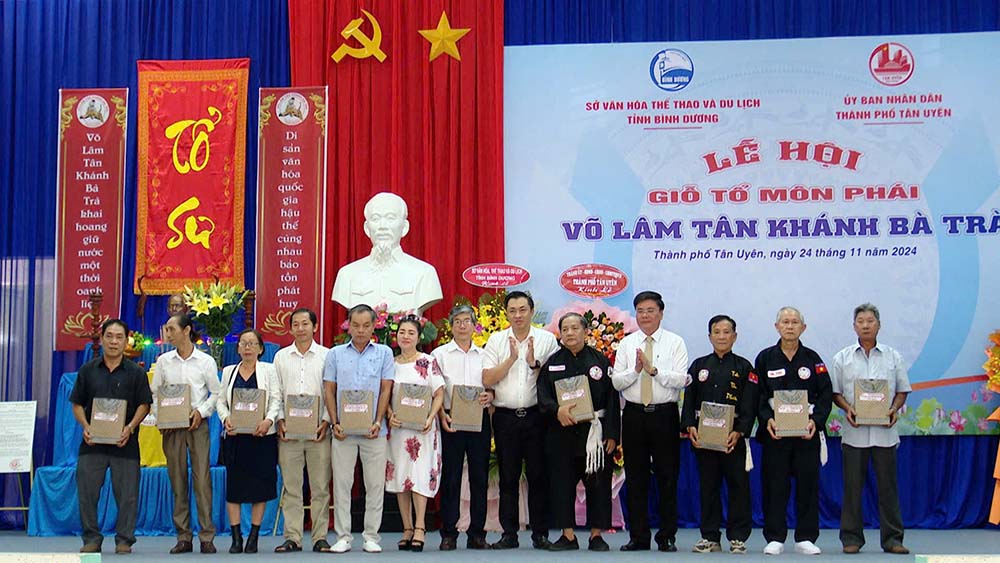 Delegates take souvenir photos at the Anniversary of the Founder of Tan Khanh Ba Tra Martial Arts Sect. Photo: Department of Culture, Sports and Tourism of Binh Duong