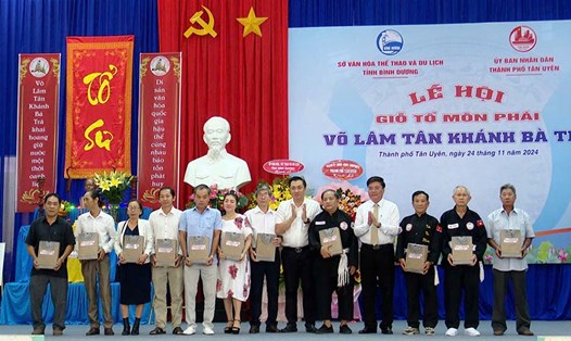 Các đại biểu chụp ảnh kỉ niệm tại Lễ Giỗ tổ môn phái Võ lâm Tân Khánh Bà Trà. Ảnh: Sở VHTTDL Bình Dương