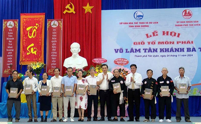 Delegates take souvenir photos at the Anniversary of the Founder of Tan Khanh Ba Tra Martial Arts Sect. Photo: Department of Culture, Sports and Tourism of Binh Duong