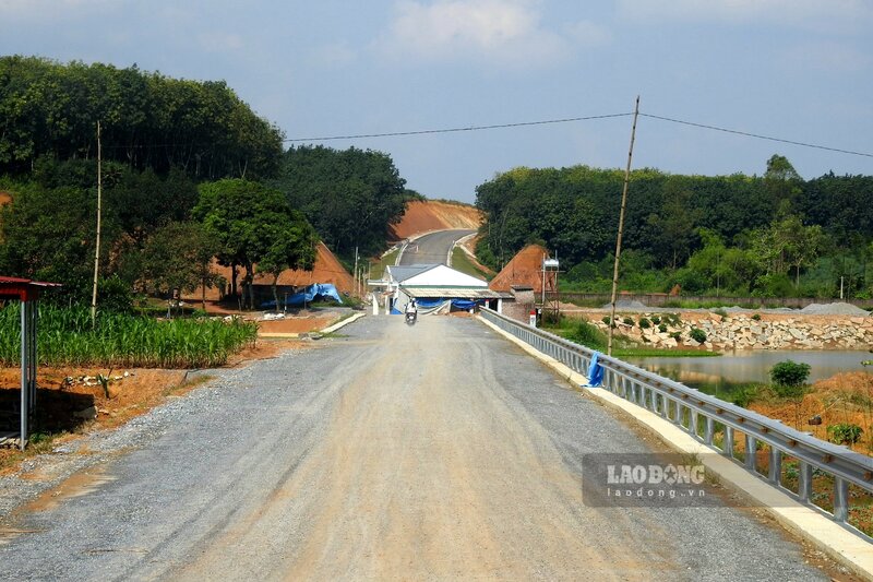 Ngoi nha chan giua cung duong lien vung tai xa Dong Luong, huyen Cam Khe. Anh: To Cong.