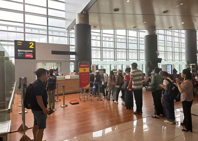 Passengers line up to check in at Van Don International Airport. Photo: Nguyen Hung