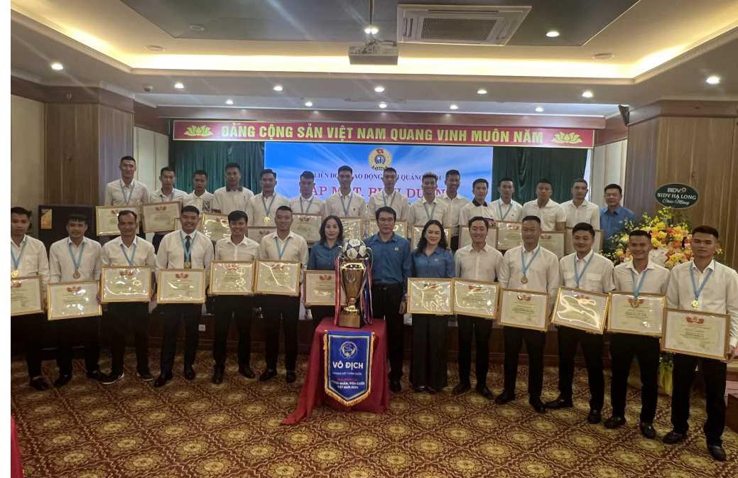 Quang Ninh Provincial Federation of Labor awarded 28 individuals who are members of the football team for their outstanding achievements. Photo: Viet Anh